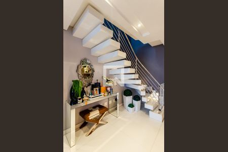 Detalhe escada de apartamento para alugar com 3 quartos, 160m² em Boqueirão, Santos