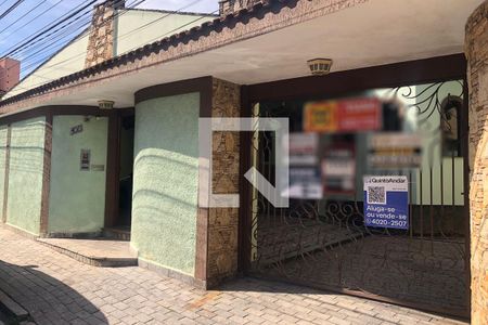 Casa à venda com 820m², 3 quartos e 5 vagas Casa à venda com 820m², 3 quartos e 5 vagasFachada