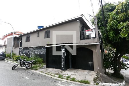 Casa para alugar com 200m², 3 quartos e 1 vaga Casa para alugar com 200m², 3 quartos e 1 vagaFachada
