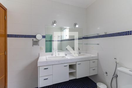 Casa à venda com 302m², 4 quartos e 4 vagasBanheiro da Suíte 1