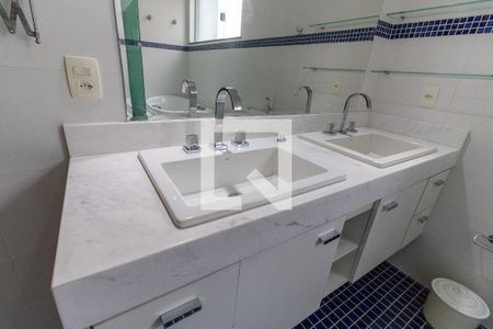 Casa à venda com 302m², 4 quartos e 4 vagasBanheiro da Suíte 1