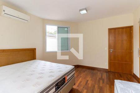 Casa à venda com 302m², 4 quartos e 4 vagasSuíte 1
