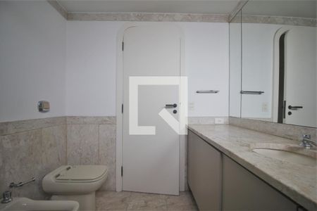 Apartamento à venda com 541m², 4 quartos e 6 vagasBanheiro da Suíte 1