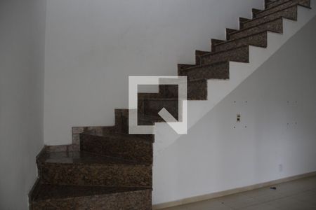 Escada de casa para alugar com 2 quartos, 150m² em Parque Santa Rosa, Suzano