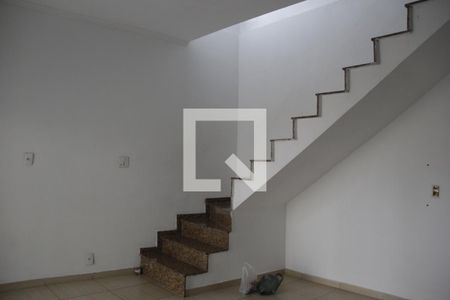 Escada de casa para alugar com 2 quartos, 150m² em Parque Santa Rosa, Suzano