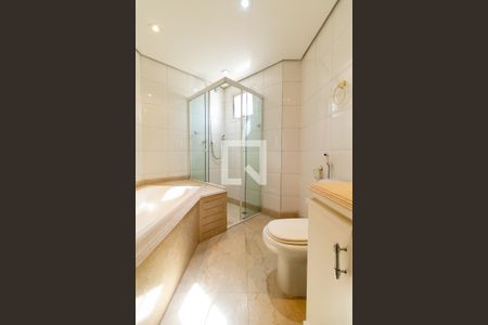 Apartamento à venda com 195m², 4 quartos e 3 vagasBanheiro da Suíte 4