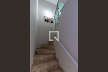 Casa para alugar com 67m², 2 quartos e 1 vagaEscada