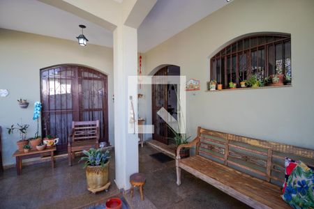 Casa à venda com 230m², 4 quartos e 4 vagas Casa à venda com 230m², 4 quartos e 4 vagasVaranda