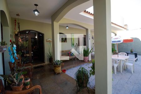 Casa à venda com 230m², 4 quartos e 4 vagas Casa à venda com 230m², 4 quartos e 4 vagasVaranda