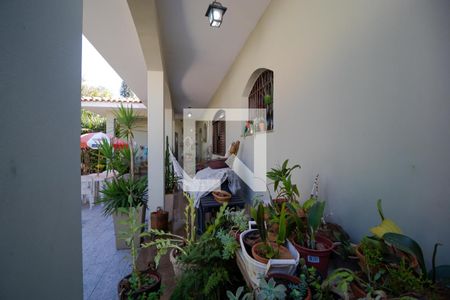 Casa à venda com 230m², 4 quartos e 4 vagas Casa à venda com 230m², 4 quartos e 4 vagasVaranda