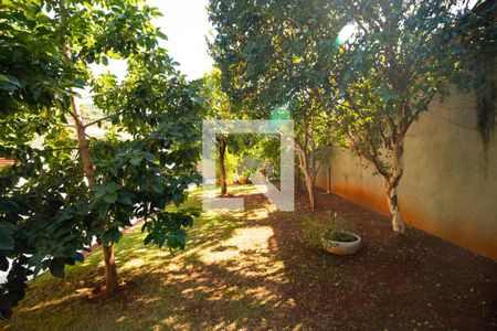 Casa à venda com 230m², 4 quartos e 4 vagas Casa à venda com 230m², 4 quartos e 4 vagasQuintal