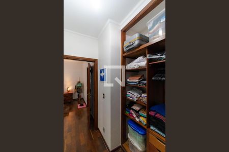 Casa à venda com 230m², 4 quartos e 4 vagas Casa à venda com 230m², 4 quartos e 4 vagasCloset da Suíte 02