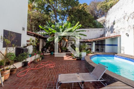 Casa à venda com 600m², 4 quartos e 5 vagas Casa à venda com 600m², 4 quartos e 5 vagasQuintal - piscina