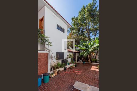 Casa à venda com 600m², 4 quartos e 5 vagas Casa à venda com 600m², 4 quartos e 5 vagasQuintal