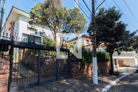 Casa à venda com 600m², 4 quartos e 5 vagas Casa à venda com 600m², 4 quartos e 5 vagasFachada