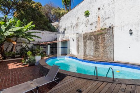 Casa à venda com 600m², 4 quartos e 5 vagas Casa à venda com 600m², 4 quartos e 5 vagasPiscina