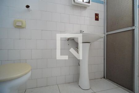 Banheiro de apartamento para alugar com 2 quartos, 51m² em Passo da Areia, Porto Alegre