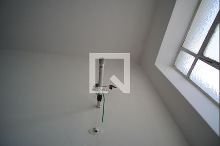 Banheiro de apartamento para alugar com 2 quartos, 51m² em Passo da Areia, Porto Alegre