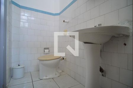 Banheiro de apartamento para alugar com 2 quartos, 51m² em Passo da Areia, Porto Alegre