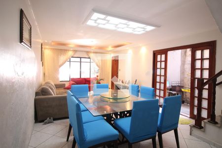 Casa à venda com 240m², 3 quartos e 2 vagasSala