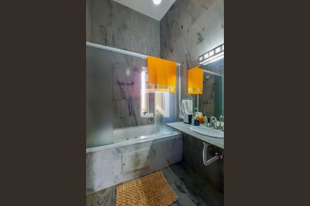 Casa à venda com 388m², 4 quartos e 4 vagasBanheiro da Suíte 2