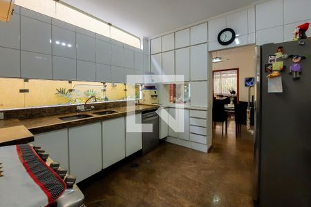 Casa à venda com 388m², 4 quartos e 4 vagasCozinha