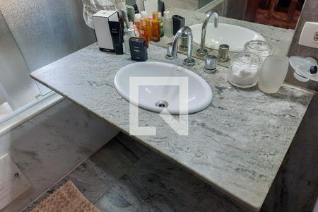 Casa à venda com 388m², 4 quartos e 4 vagasBanheiro da Suíte 2