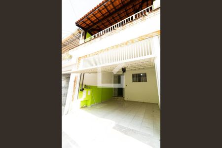 Casa à venda com 160m², 4 quartos e 2 vagas Casa à venda com 160m², 4 quartos e 2 vagasFachada