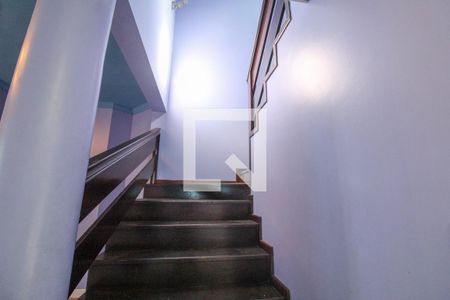 Casa à venda com 280m², 5 quartos e 1 vaga Casa à venda com 280m², 5 quartos e 1 vagaEscada