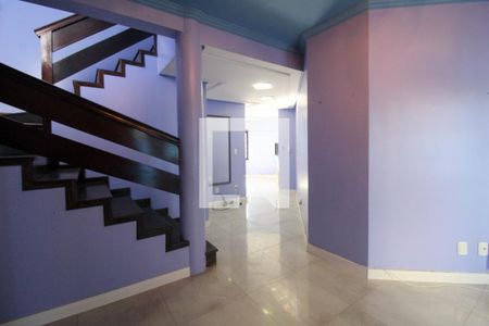 Casa à venda com 280m², 5 quartos e 1 vaga Casa à venda com 280m², 5 quartos e 1 vagaCorredor