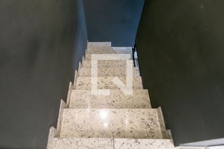 Casa de condomínio à venda com 72m², 2 quartos e 2 vagas Casa de condomínio à venda com 72m², 2 quartos e 2 vagasEscada