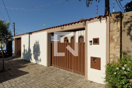 Casa à venda com 432m², 4 quartos e 4 vagas Casa à venda com 432m², 4 quartos e 4 vagasFachada