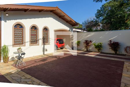 Casa à venda com 432m², 4 quartos e 4 vagas Casa à venda com 432m², 4 quartos e 4 vagasFachada