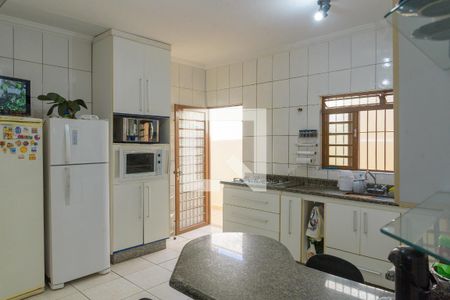 Casa à venda com 432m², 4 quartos e 4 vagas Casa à venda com 432m², 4 quartos e 4 vagasCozinha