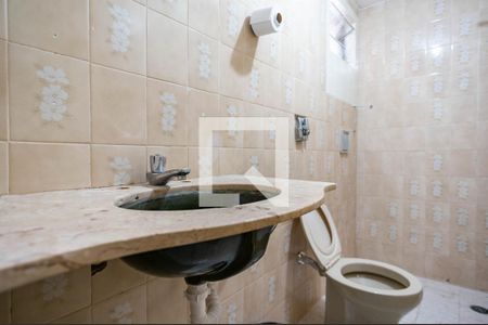 Banheiro de casa para alugar com 2 quartos, 50m² em Vila Iório, São Paulo