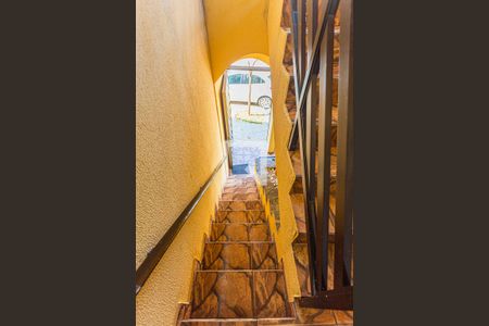 Casa para alugar com 325m², 3 quartos e 2 vagas Casa para alugar com 325m², 3 quartos e 2 vagasEscada Garagem