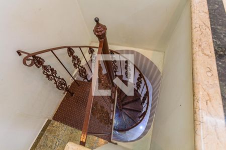 Casa para alugar com 325m², 3 quartos e 2 vagas Casa para alugar com 325m², 3 quartos e 2 vagasEscada Dormitórios