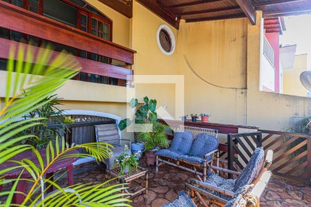 Casa para alugar com 325m², 3 quartos e 2 vagas Casa para alugar com 325m², 3 quartos e 2 vagasVaranda da Frente