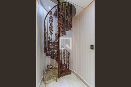 Casa para alugar com 325m², 3 quartos e 2 vagas Casa para alugar com 325m², 3 quartos e 2 vagasEscada Dormitórios