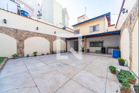 Casa à venda com 380m², 3 quartos e 8 vagas Casa à venda com 380m², 3 quartos e 8 vagasQuintal fundos