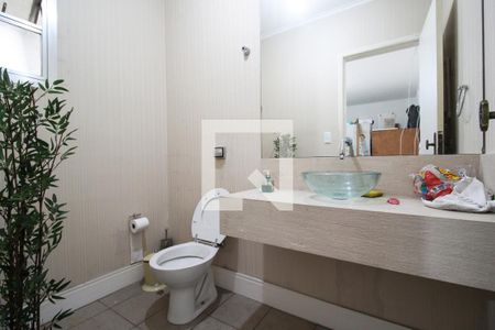 Casa para alugar com 367m², 4 quartos e 4 vagas Casa para alugar com 367m², 4 quartos e 4 vagasBanheiro de Serviço 1