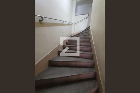 Apartamento para alugar com 83m², 2 quartos e sem vaga Apartamento para alugar com 83m², 2 quartos e sem vagaEscada