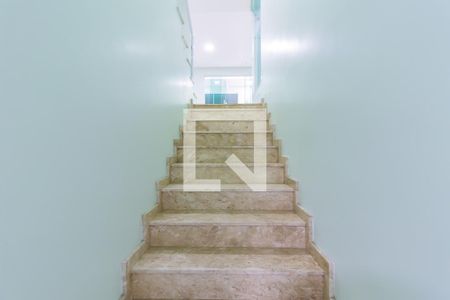 Casa à venda com 288m², 5 quartos e 3 vagas Casa à venda com 288m², 5 quartos e 3 vagasEscadas