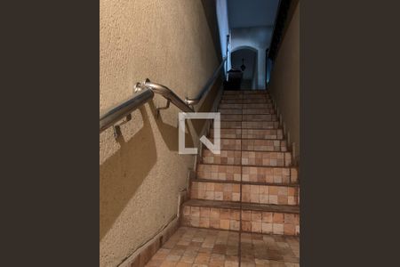 Casa de condomínio à venda com 800m², 2 quartos e 6 vagasEscada entrada