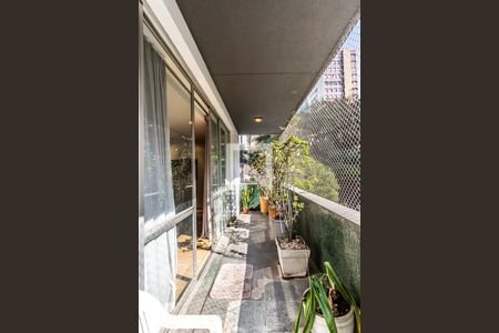 Apartamento à venda com 260m², 3 quartos e 2 vagas Apartamento à venda com 260m², 3 quartos e 2 vagasVaranda