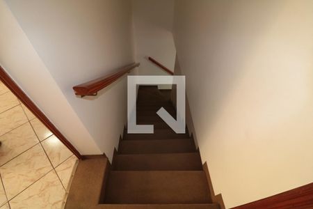 Casa à venda com 153m², 4 quartos e 2 vagasEscada de acesso aos quartos