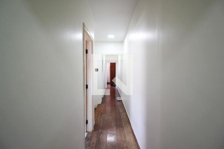 Casa à venda com 300m², 3 quartos e 2 vagasCorredor 