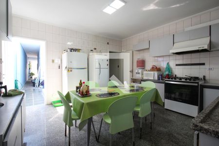 Casa à venda com 300m², 3 quartos e 2 vagasCozinha 