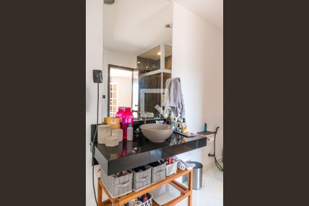 Casa de condomínio para alugar com 750m², 4 quartos e 2 vagas Casa de condomínio para alugar com 750m², 4 quartos e 2 vagasBanheiro da suíte 1 - 2° andar