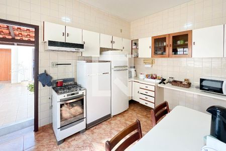 Casa à venda com 220m², 4 quartos e 6 vagas Casa à venda com 220m², 4 quartos e 6 vagasCozinha